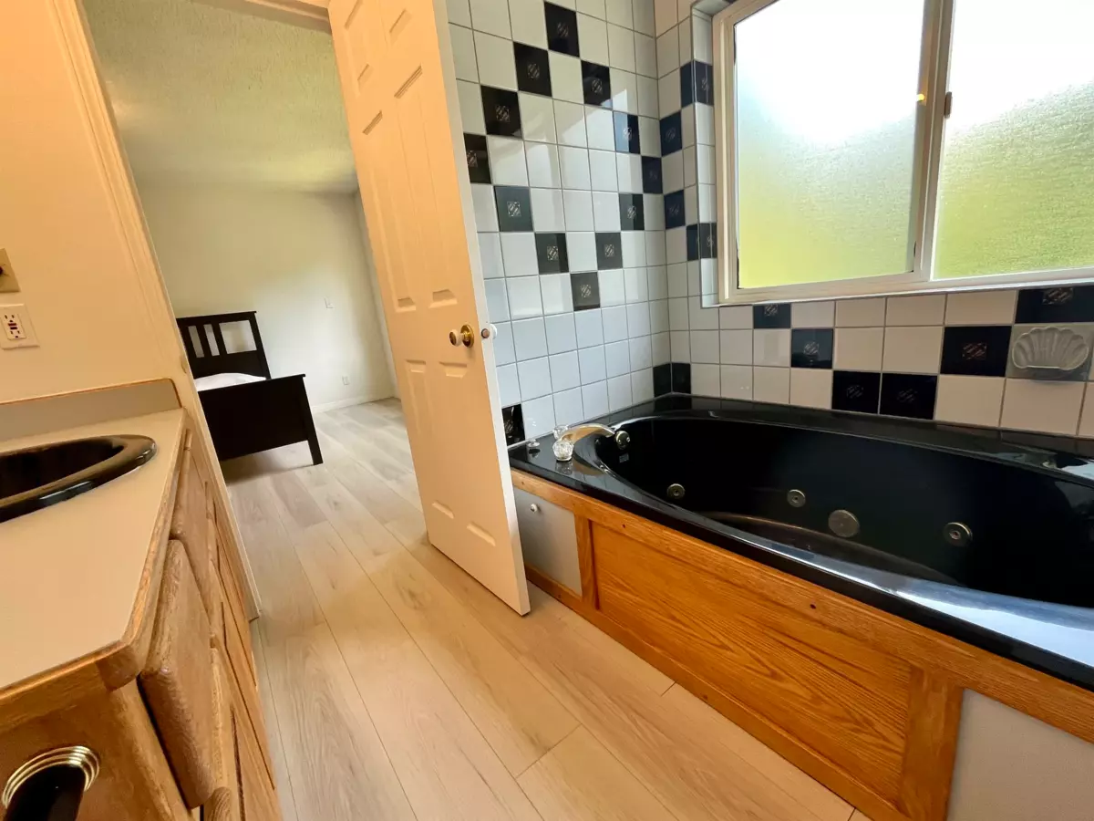 Guest Bathroom Photo of 6080 Ross Road, Chilliwack, BC