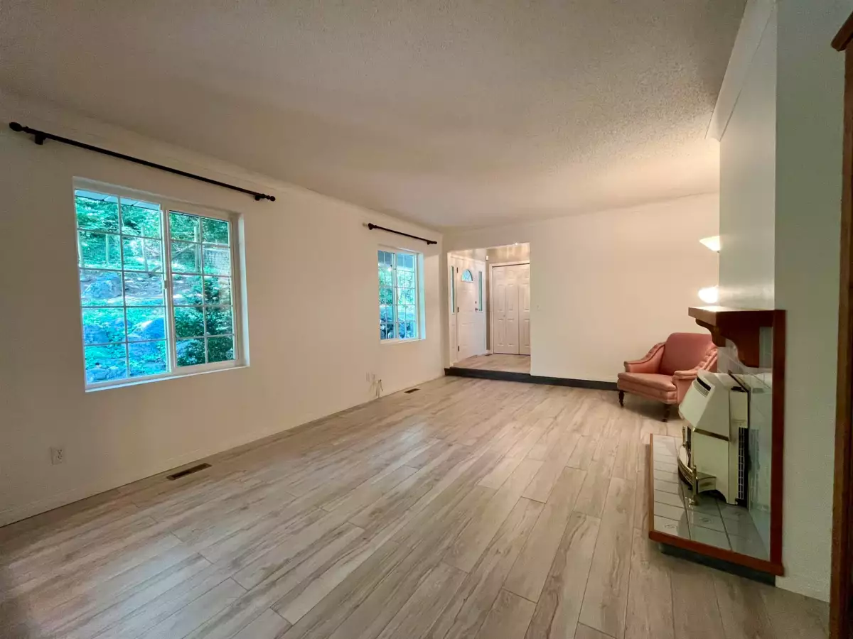 Kitchen Island Photo of 6080 Ross Road, Chilliwack, BC