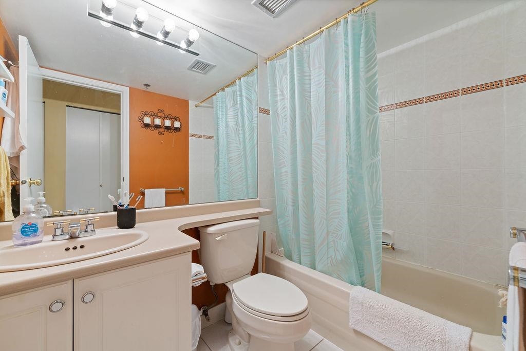 Hallway Photo of 404 238 Alvin Narod Mews, Vancouver, BC