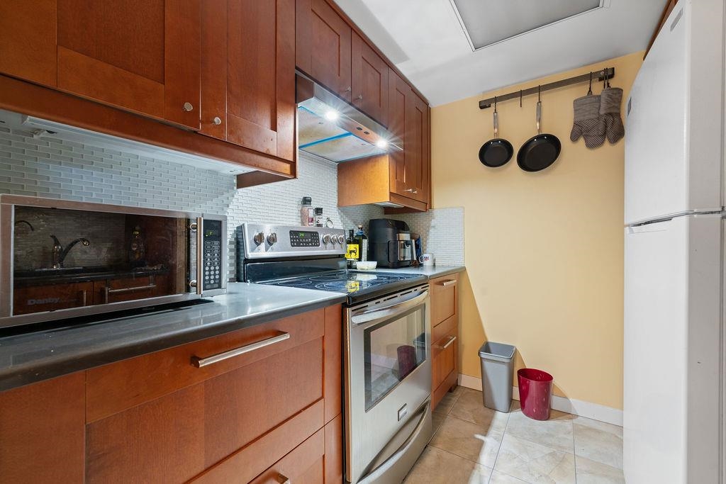 Walk-In Closet Photo of 404 238 Alvin Narod Mews, Vancouver, BC