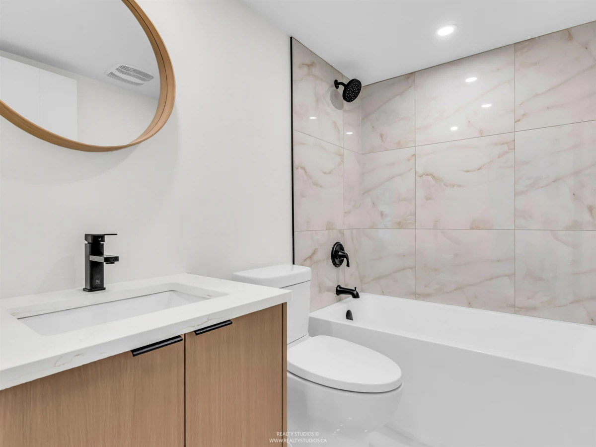 Kitchen Photo of 1003 1135 Quayside Drive, New Westminster, BC