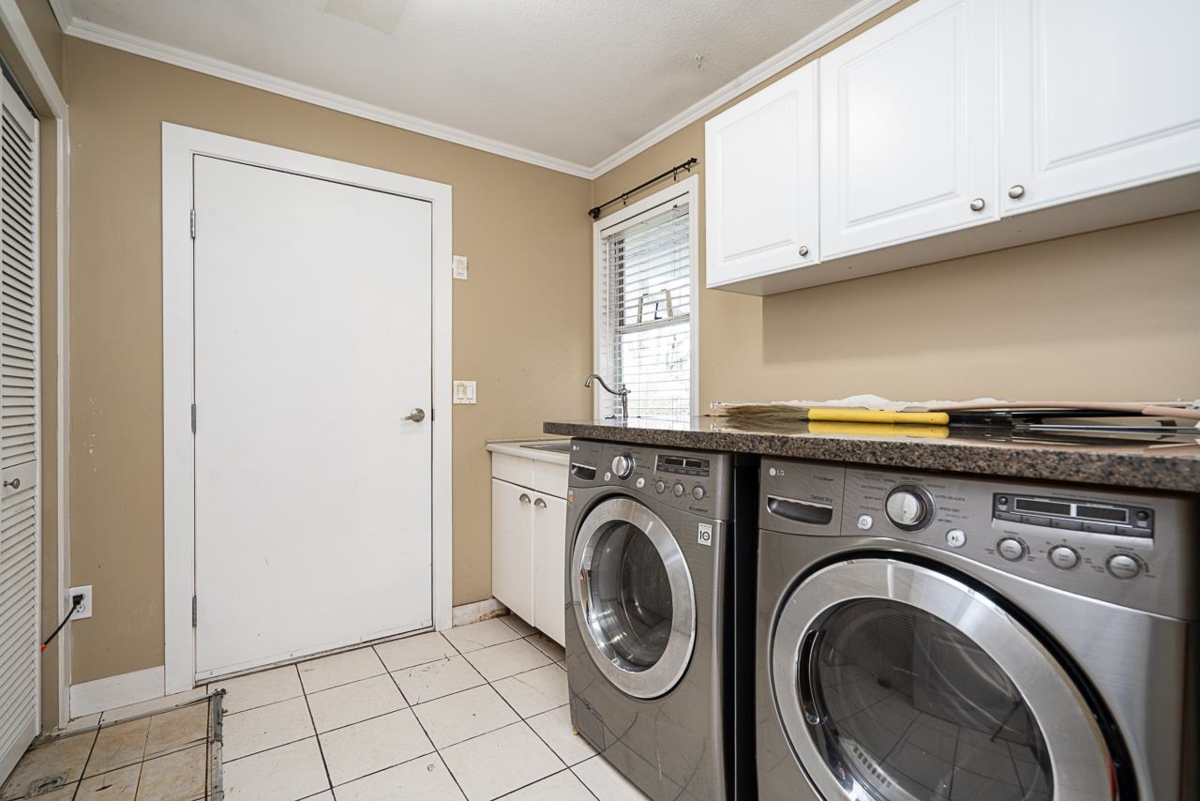 Kitchen Island Photo of 13032 61 Avenue, Surrey, BC