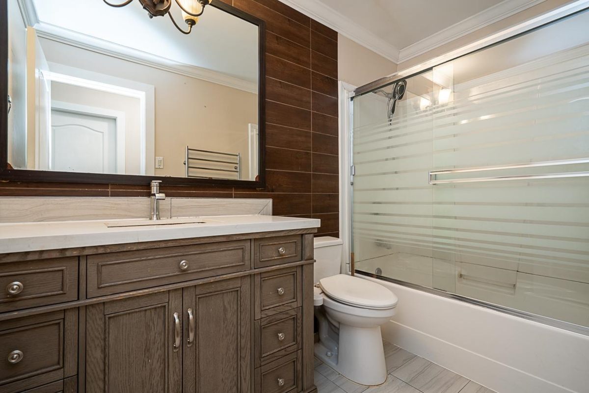 Kitchen Photo of 13032 61 Avenue, Surrey, BC