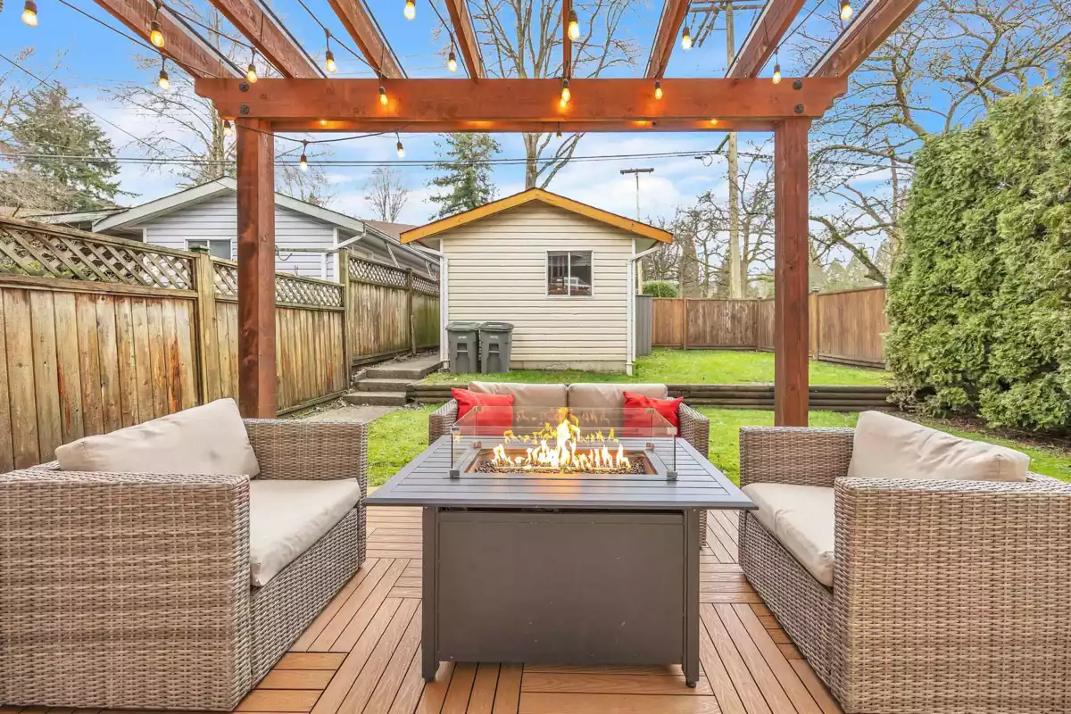 Entry Foyer Photo of 3539 Napier Street, Vancouver, BC