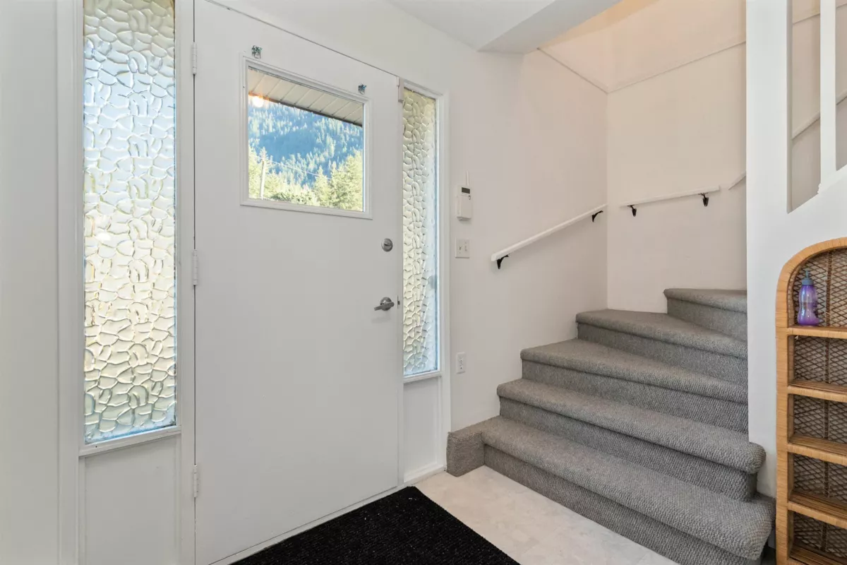 Breakfast Nook Photo of 20143 Silverview Road, Hope, BC