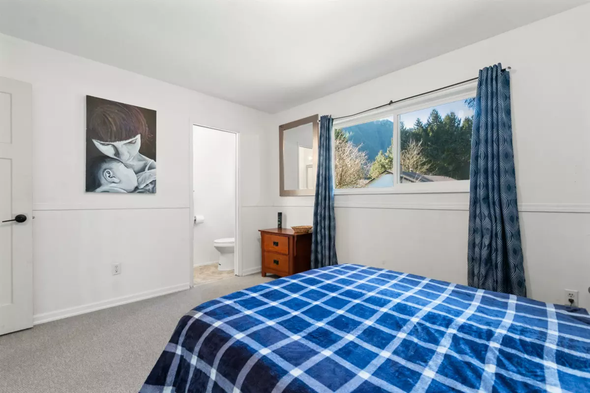 Entry Foyer Photo of 20143 Silverview Road, Hope, BC