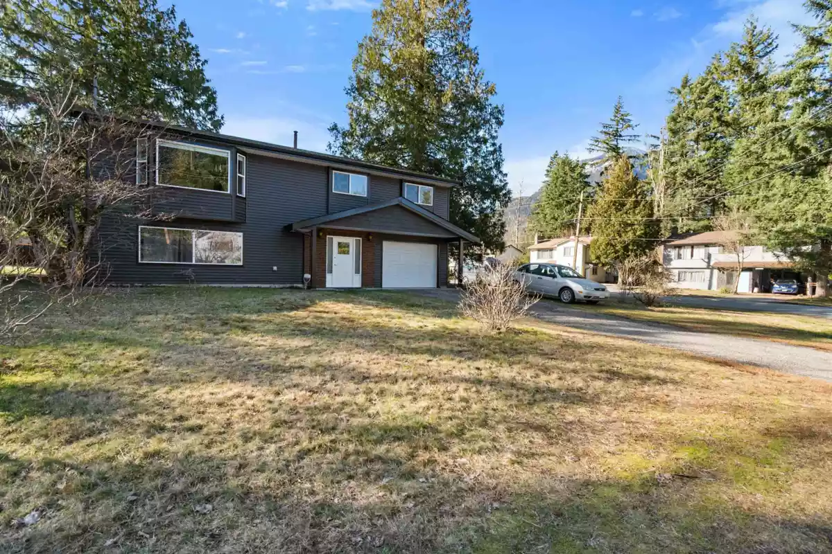 Family Room Photo of 20143 Silverview Road, Hope, BC