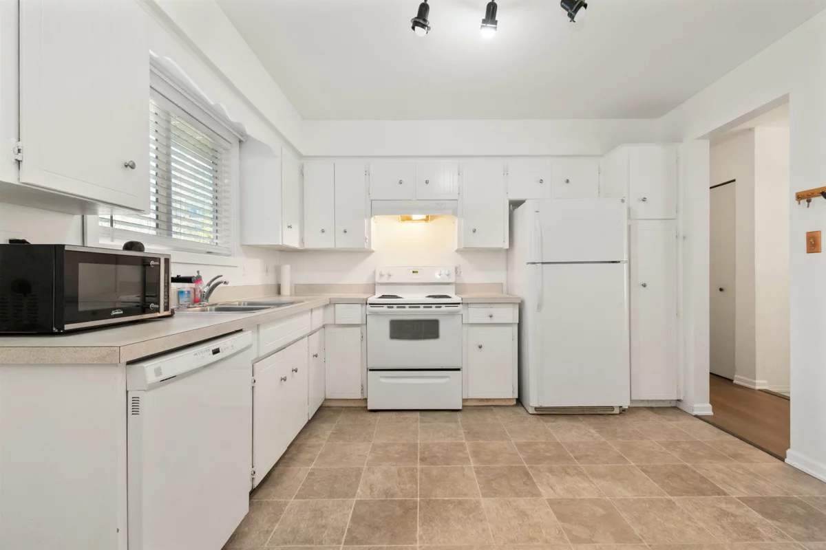 Guest Bathroom Photo of 20143 Silverview Road, Hope, BC