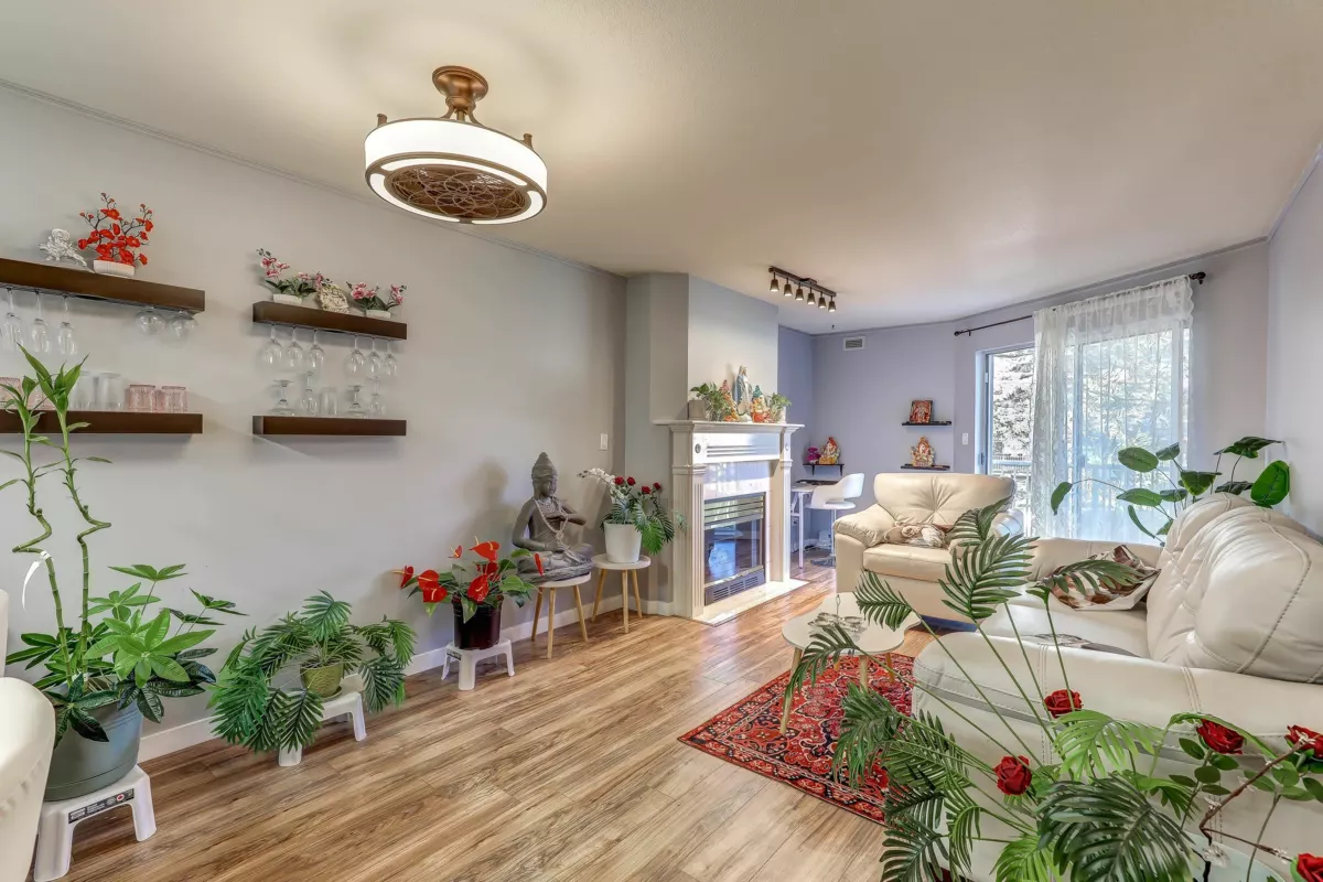 Dining Area Photo of 210 15110 108 Avenue, Surrey, BC