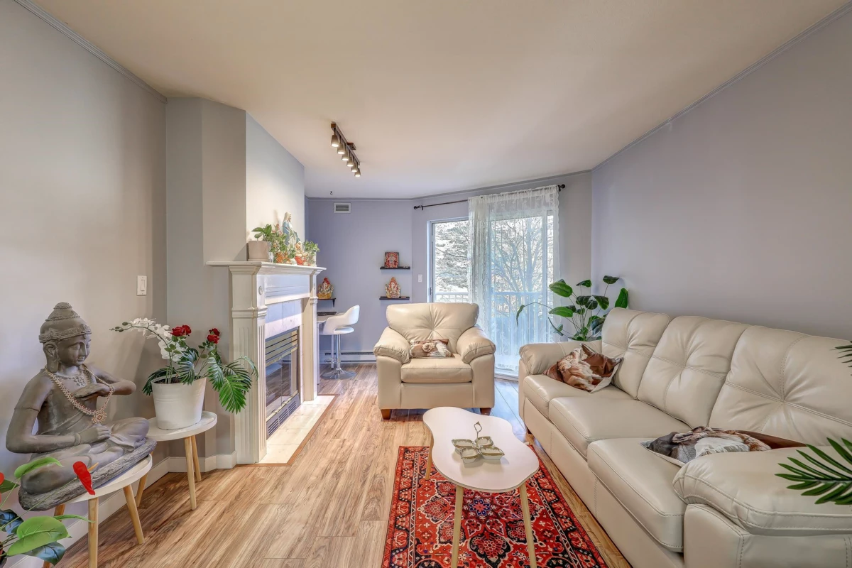 Kitchen Photo of 210 15110 108 Avenue, Surrey, BC
