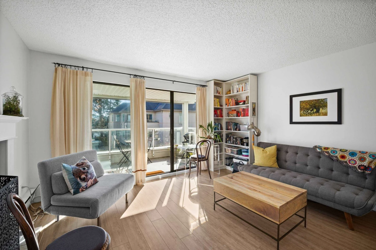 Dining Area Photo of 301 674 W 17th Avenue, Vancouver, BC