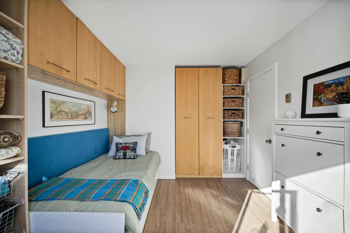 Walk-In Closet Photo of 301 674 W 17th Avenue, Vancouver, BC