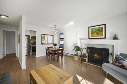Kitchen Island Photo of 301 674 W 17th Avenue, Vancouver, BC
