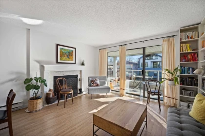 Kitchen Photo of 301 674 W 17th Avenue, Vancouver, BC