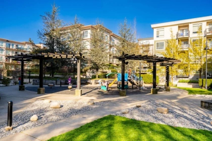 Front Yard Photo of 516 13733 107a Avenue, Surrey, BC