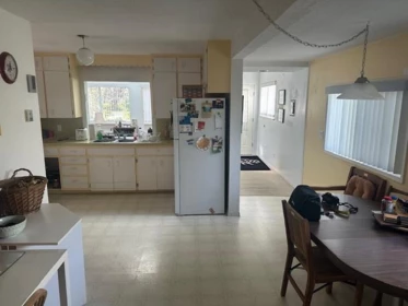 Kitchen Island Photo of 2872 Mckenzie Avenue, Surrey, BC