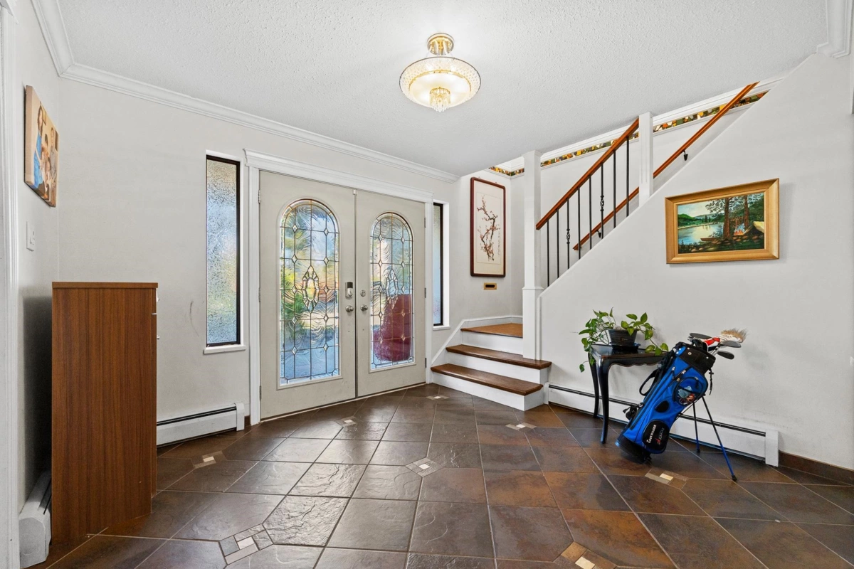 Family Room Photo of 14710 16a Avenue, Surrey, BC