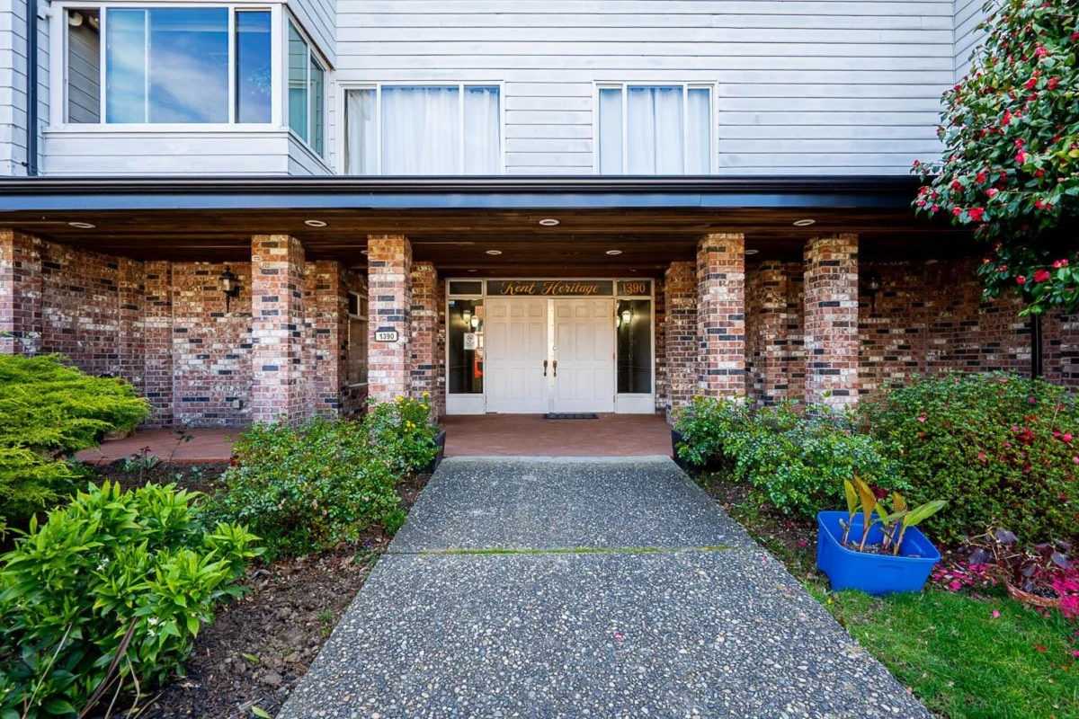 Family Room Photo of 204 1390 Martin Street, White Rock, BC