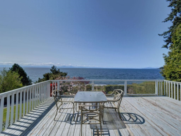Breakfast Nook Photo of 1708 Ocean Beach Esplanade, Gibsons, BC
