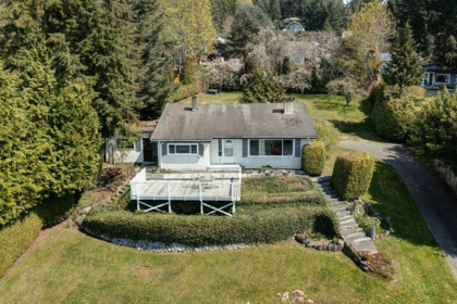 1708 Ocean Beach Esplanade, Gibsons, BC, Gibsons — Single Family Residence for sale