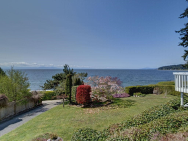 1708 Ocean Beach Esplanade, Gibsons, BC, Gibsons — Single Family Residence for sale
