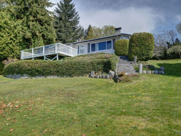 1708 Ocean Beach Esplanade, Gibsons, BC, Gibsons — Single Family Residence for sale