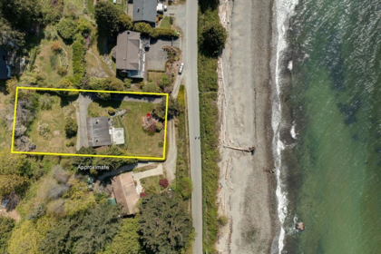 Front Yard Photo of 1708 Ocean Beach Esplanade, Gibsons, BC