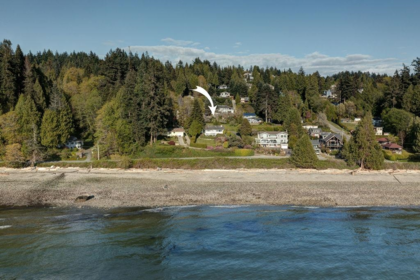 Hot Tub / Spa Photo of 1708 Ocean Beach Esplanade, Gibsons, BC