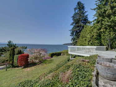 Kitchen Island Photo of 1708 Ocean Beach Esplanade, Gibsons, BC