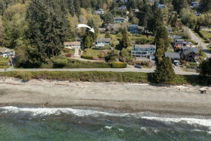 Outdoor Deck Photo of 1708 Ocean Beach Esplanade, Gibsons, BC