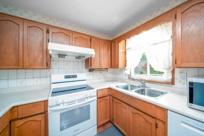 Guest Bathroom Photo of 14932 98a Avenue, Surrey, BC