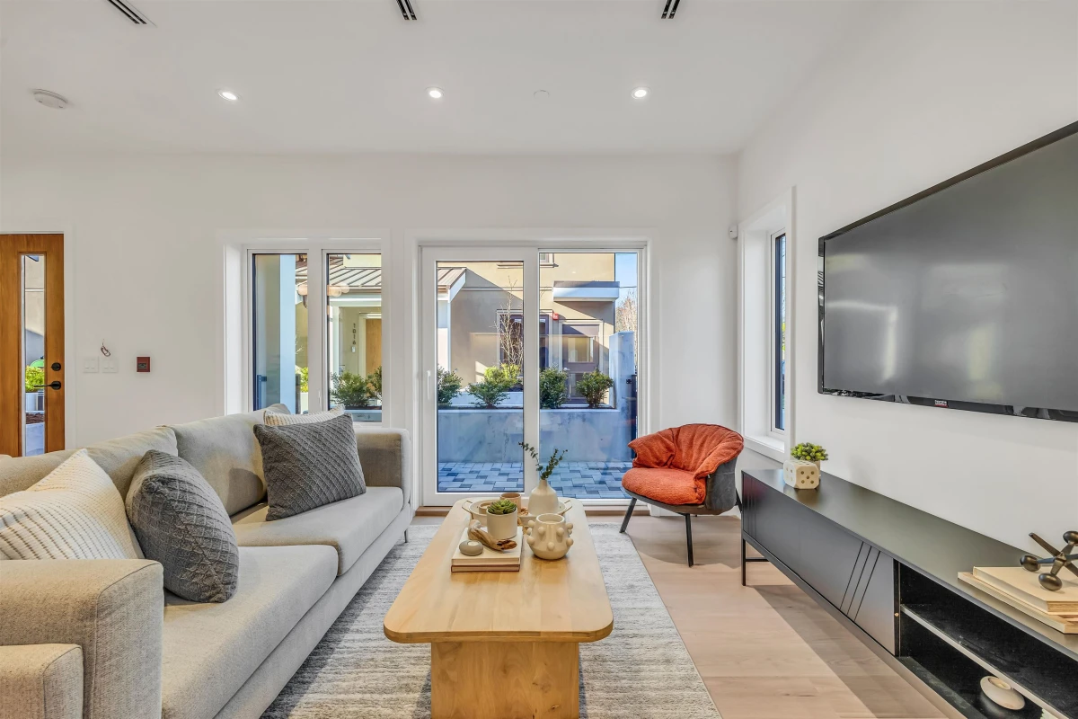 Living Room Photo of 1008 W 52nd Avenue, Vancouver, BC