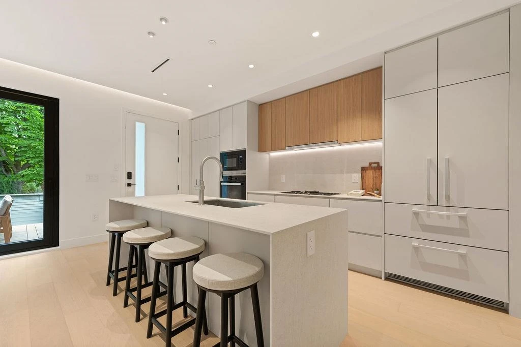 Family Room Photo of 1 2926 W 12th Avenue, Vancouver, BC