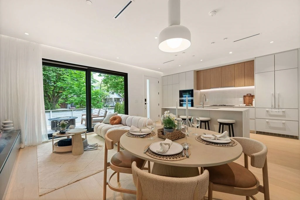 Living Room Photo of 1 2926 W 12th Avenue, Vancouver, BC