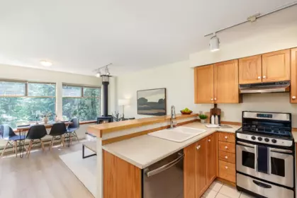 301 3050 Hillcrest Drive, Whistler, BC, Whistler — Apartment/Condo for sale