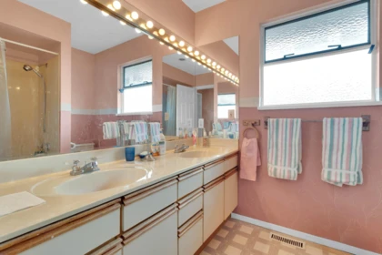 Laundry Room Photo of 1127 161a Street, Surrey, BC