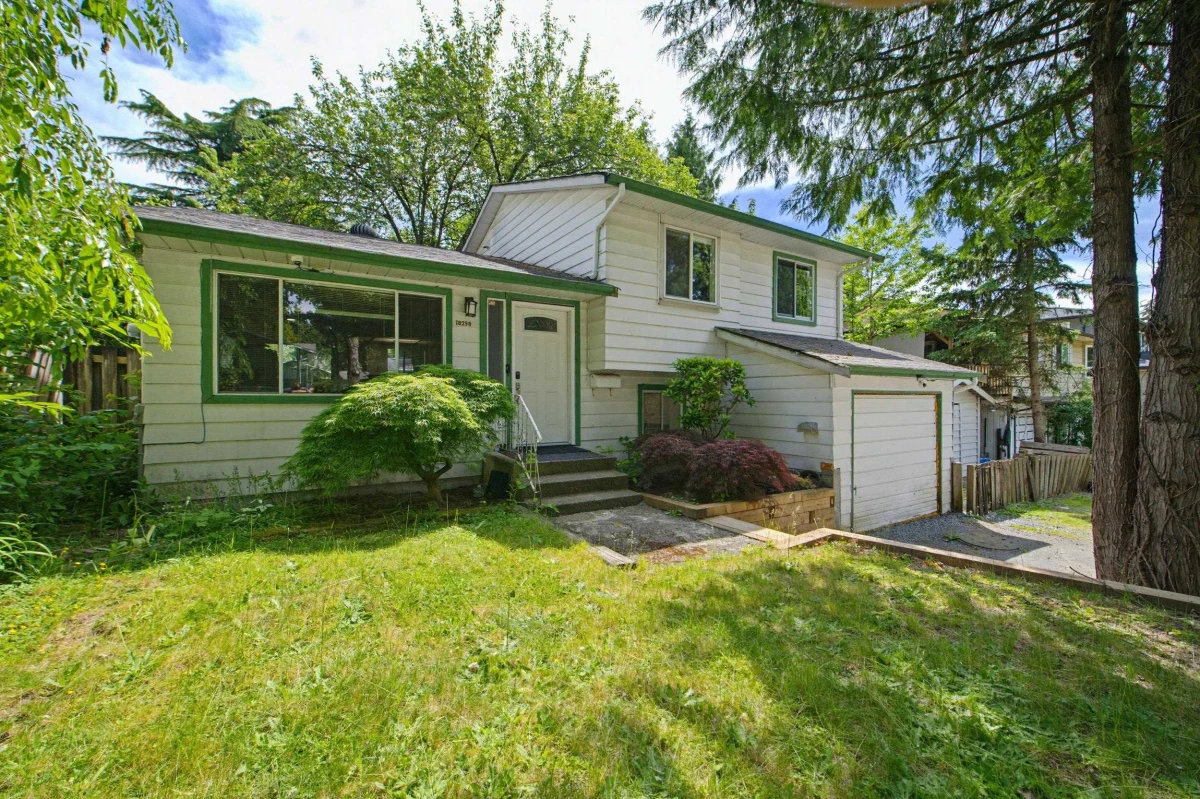 Living Room Photo of 18298 63a Avenue, Surrey, BC