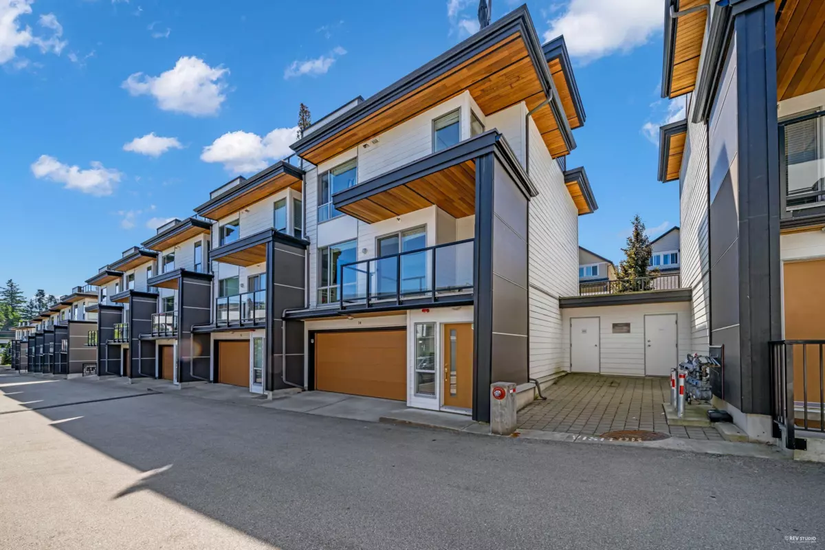 Living Room Photo of 14 2825 159 Street, Surrey, BC