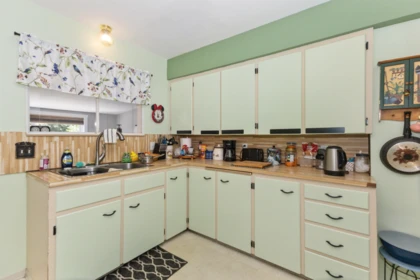 Kitchen Island Photo of 32530 Fraser Crescent, Mission, BC