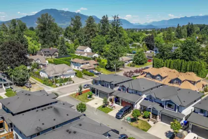 Front Yard Photo of 10 46128 Riverside Drive, Chilliwack, BC