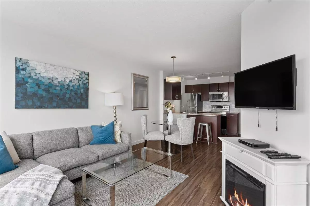 Dining Area Photo of 2123 938 Smithe Street, Vancouver, BC