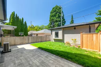 Front Yard Photo of 2 3771 W King Edward Avenue, Vancouver, BC