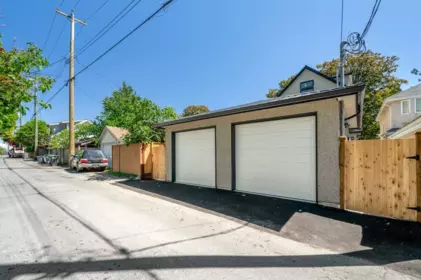 Hot Tub / Spa Photo of 2 3771 W King Edward Avenue, Vancouver, BC