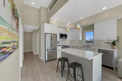 Kitchen Island Photo of 616 38033 Second Avenue, Squamish, BC