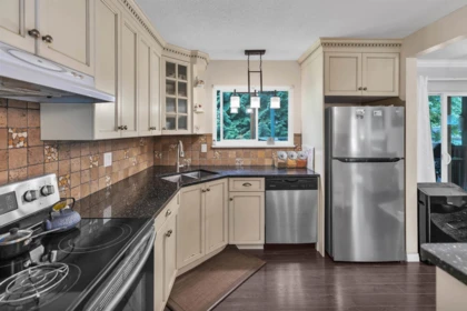 Kitchen Island Photo of 35224 Mckee Road, Abbotsford, BC
