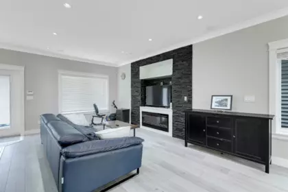 Living Room Photo of 21001 77 Avenue, Langley, BC