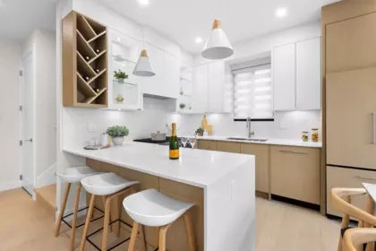 Kitchen Photo of 2 2211 Mannering Avenue, Vancouver, BC