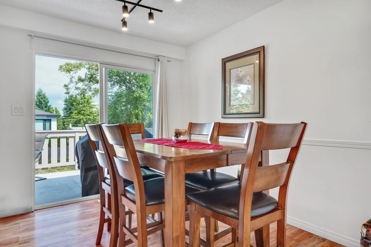 Kitchen Island Photo of 1728 156 Street, Surrey, BC