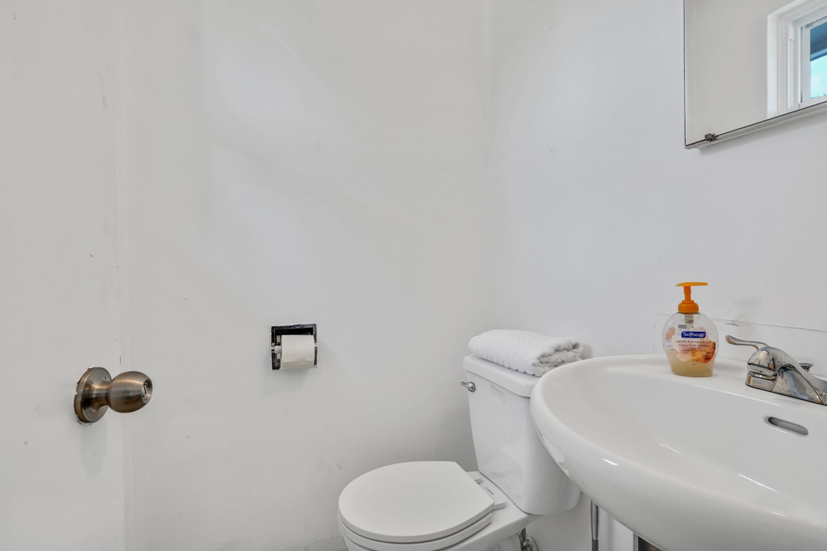 Laundry Room Photo of 1728 156 Street, Surrey, BC