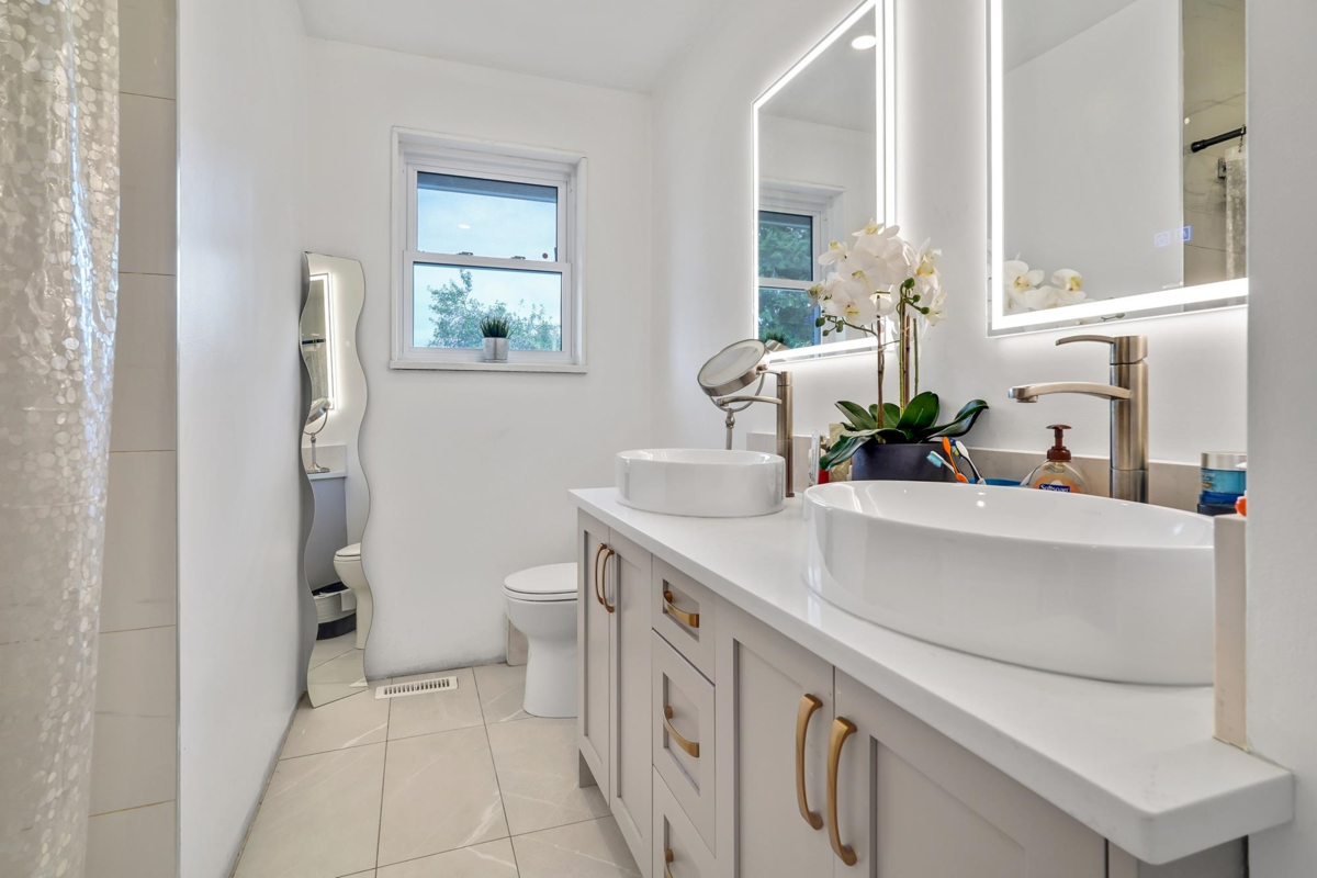 Powder Room Photo of 1728 156 Street, Surrey, BC